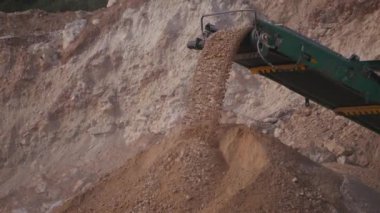 Konveyör bant tarafından ezilmiş taş ulaşım