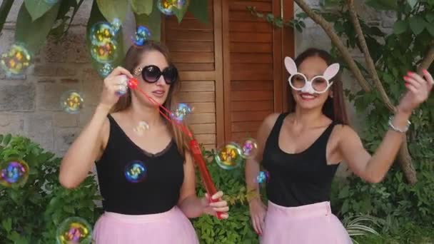 Молоді смішні жінки дме вечірки бульбашки на камеру — стокове відео