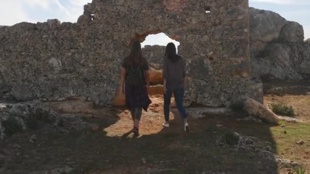 Two young girls exploring ancient city Lyrboton, Turkey — Stock Video