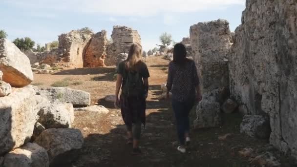 Zwei junge Mädchen erkunden antike Stadt Lyrboton, Türkei — Stockvideo