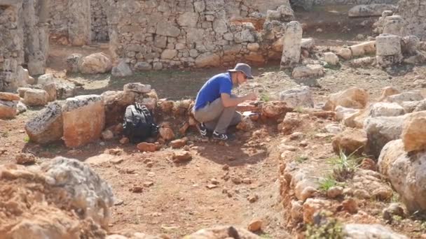 Νεαρός Αρχαιολόγος Έργα Στον Αρχαιολογικό Χώρο Της Αρχαίας Πόλης — Αρχείο Βίντεο