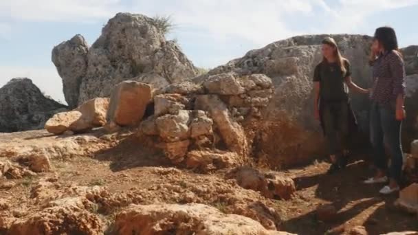 Two young girls exploring ancient city Lyrboton, Turkey — Stock Video