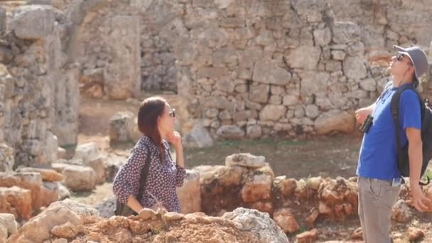 Twee jonge archeologen verkennen van de oude stad — Stockvideo