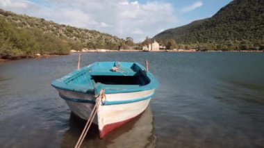 İskeleye bağlı ahşap bir tekne