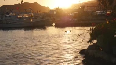 Lüks Yatlar gün batımında limanda dinlensin