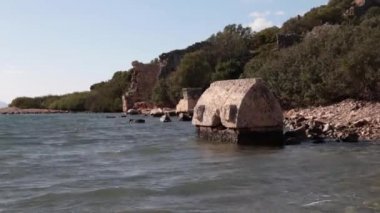 Kekova 'da deniz kıyısına yakın suda kırık antik mezar standları