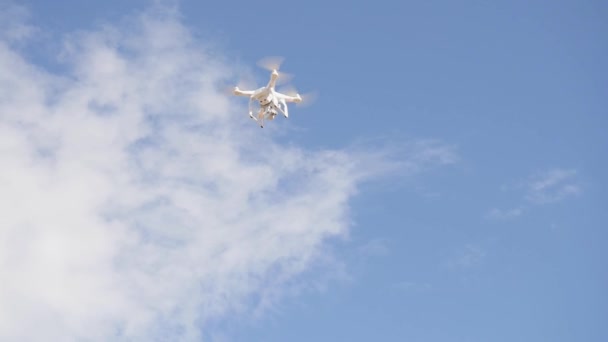 Quadrocopter com câmera montada voando no céu, filmando vídeo, tecnologia moderna — Vídeo de Stock