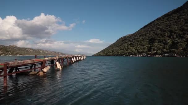 Backgorund üzerinde dağlar ile denizde eski ahşap iskele Timelapse — Stok video
