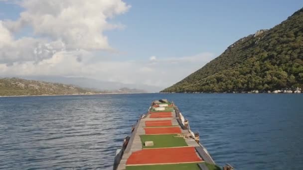 Ancienne jetée de pêche en bois dans la mer — Video