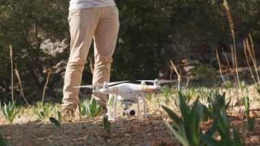 Gökyüzünde uçan monte edilmiş kamera ile video, modern teknoloji filme Quadrocopter