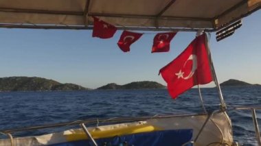 Cruise Boat üzerinde Türkiye 'nin fluttering bayrağı