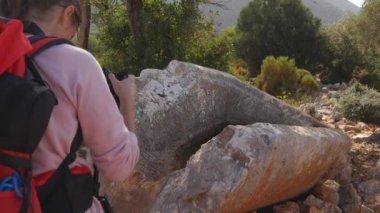 Bir ormanın derinliklerinde ormanda kırık Crypt kamera parçası çekim Genç kadın
