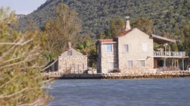 Deniz kıyısında evlerin güzel görünümü