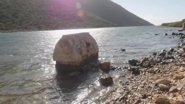 Kekova 'da deniz kıyısına yakın suda kırık antik mezar standları