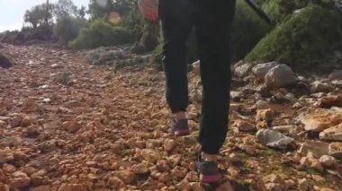 Yürüyüş yolu üzerinde sırt çantası ile kadın otostopçu