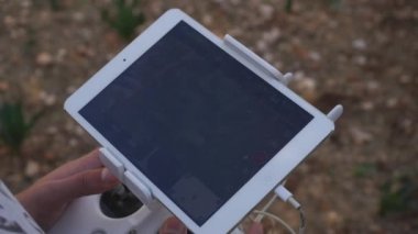 Gökyüzünde uçan monte edilmiş kamera ile video, modern teknoloji filme Quadrocopter