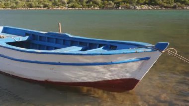 İskeleye bağlı ahşap bir tekne