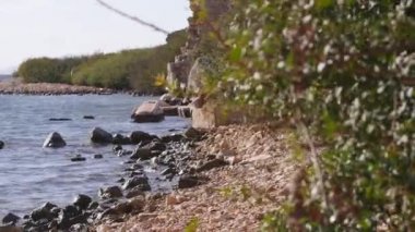 Kekova 'da deniz kıyısına yakın suda kırık antik mezar standları