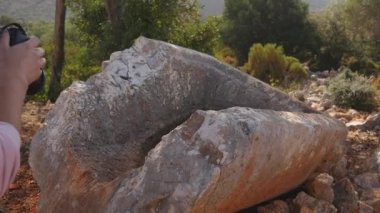 Bir ormanın derinliklerinde ormanda kırık Crypt kamera parçası çekim Genç kadın