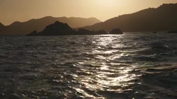 Montañas, rocas y mar tranquilo al atardecer — Vídeos de Stock