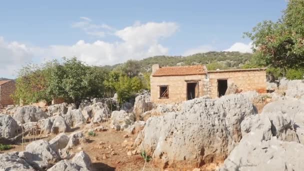 Vista a la antigua casa construida sobre las ruinas antiguas — Vídeos de Stock