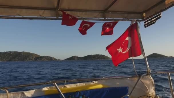 Fladderen vlag van Turkije op Cruise Boat — Stockvideo