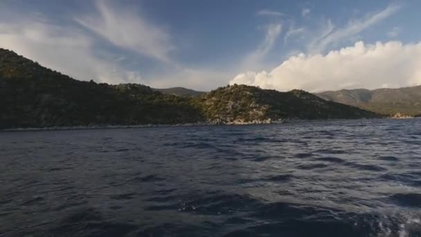 Reizen op de boot tegen rotsen in de zee — Stockvideo