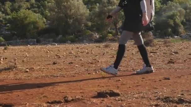 Woman hiker with backpack on the walkway — Stock Video