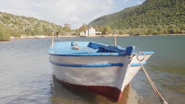 Um barco de madeira amarrado a um cais — Vídeo de Stock