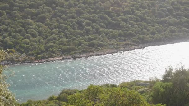 Un fiume di alta montagna con acqua blu nel canale tra le colline . — Video Stock