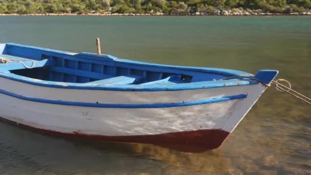 Um barco de madeira amarrado a um cais — Vídeo de Stock