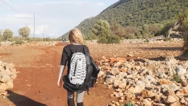 Wanderin mit Rucksack auf dem Gehweg — Stockvideo