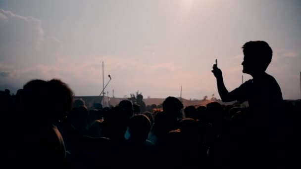 Gente divirtiéndose en el Festival Holi — Vídeo de stock