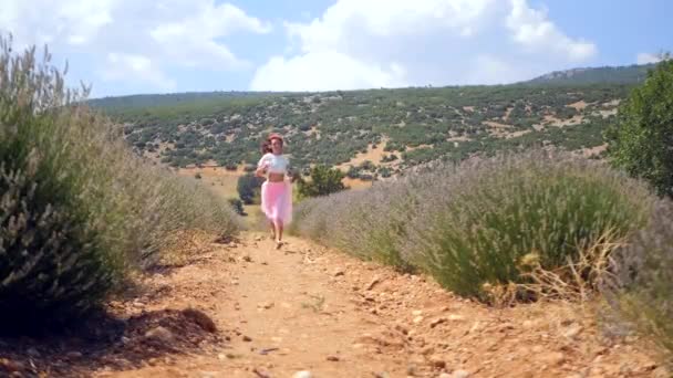 Donna corre nel campo di lavanda — Video Stock