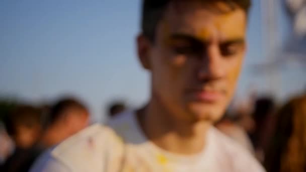 Närbild av ung man ha kul på Holi festivalen — Stockvideo