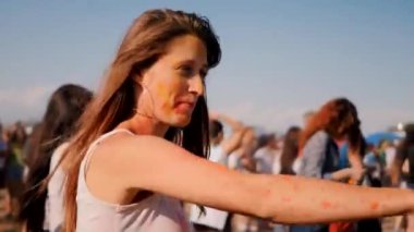 Holi Festivali'nde eğlenen genç kadının yakın çekimi