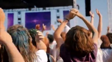 Holi Festivali'nde eğlenen ler