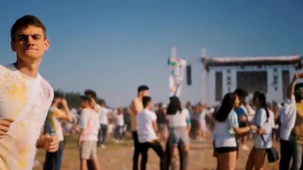 Vértes a fiatalember szórakozik a Holi fesztivál — Stock videók