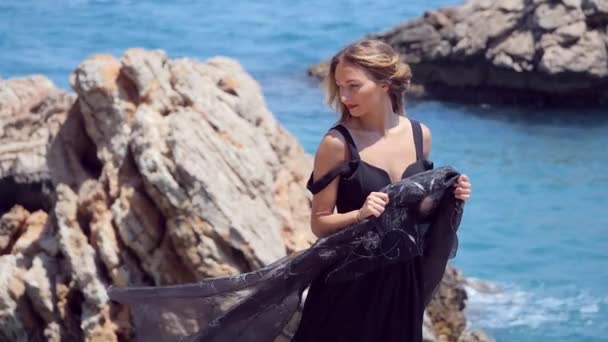 Bella donna con sciarpa nera in elegante abito nero — Video Stock