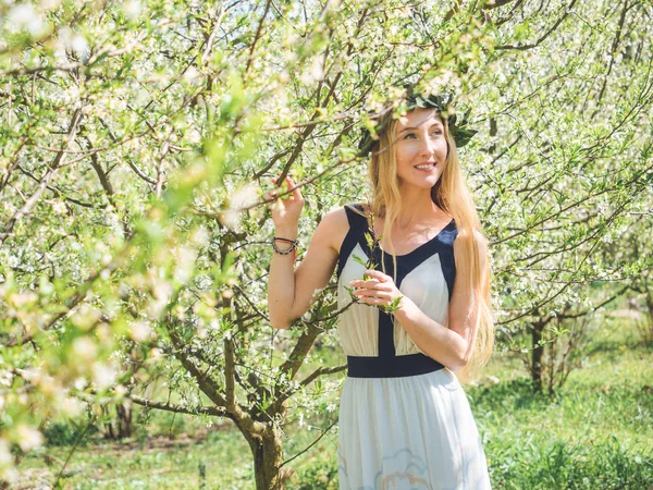春の花の木の若い美しい笑顔の女性. — ストック写真