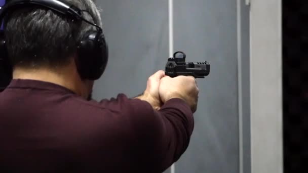 Homme tirant avec un pistolet — Video