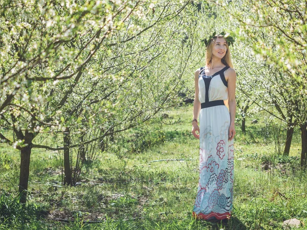 Junge schöne träumende Frau im Frühling blühen Bäume. — Stockfoto