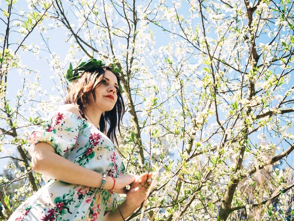 Junge schöne Frau im Frühling blühen Bäume. — Stockfoto