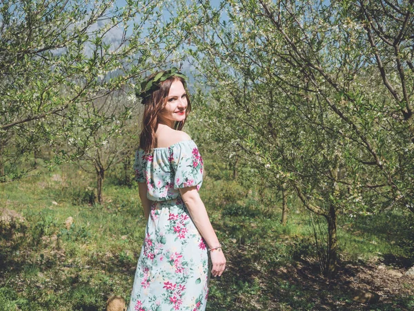 Junge schöne Frau im Frühling blühen Bäume. — Stockfoto