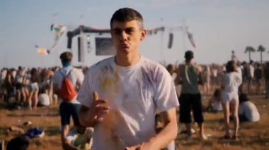 Holi Festivali'nde eğlenen genç adamın yakın çekimi