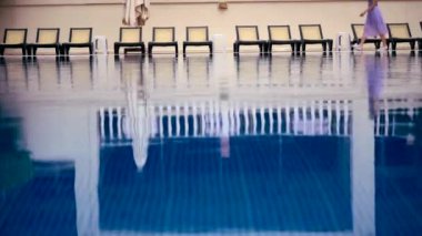 plaj sandalyeleri Yüzme Havuzu yakınlarında
