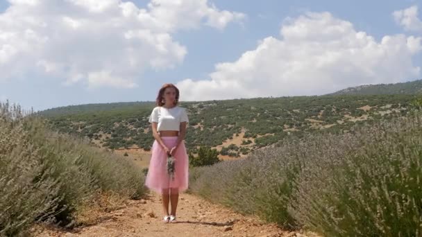 Young woman standing in the lavanda field — Stok video