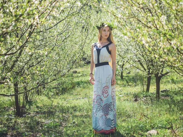 Young beautiful dreaming woman in spring blossom trees. — 스톡 사진