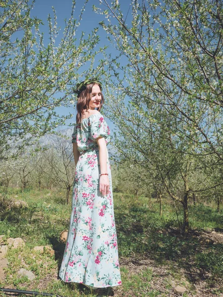 Bahar çiçeği ağaçlarda genç güzel kadın.