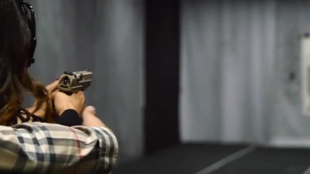 Mujer va a disparar con una pistola en cámara lenta — Vídeo de stock